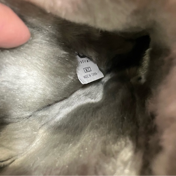 UGG Bailey triple button shearling boots size 7 - Picture 8 of 9